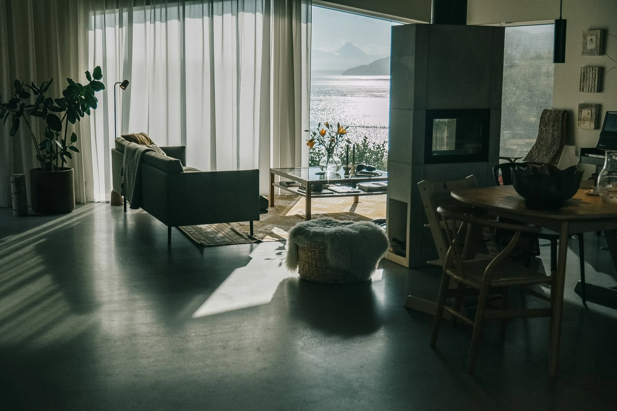 Stuen hjemme med utsikt mot fjorden