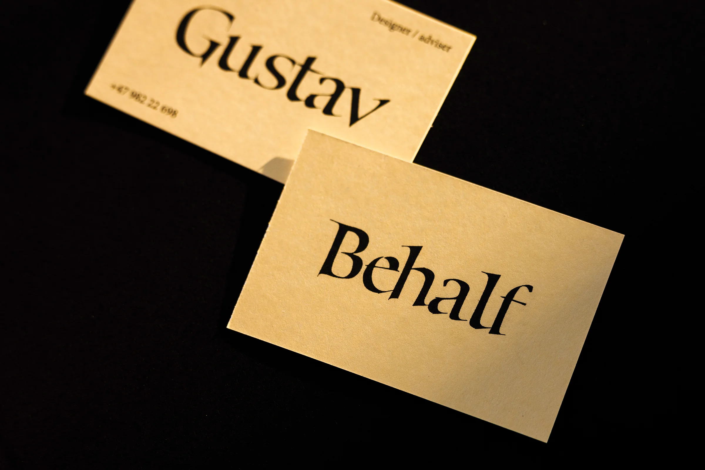 Visittkort med navnet Gustav og Behalfs visuelle identitet