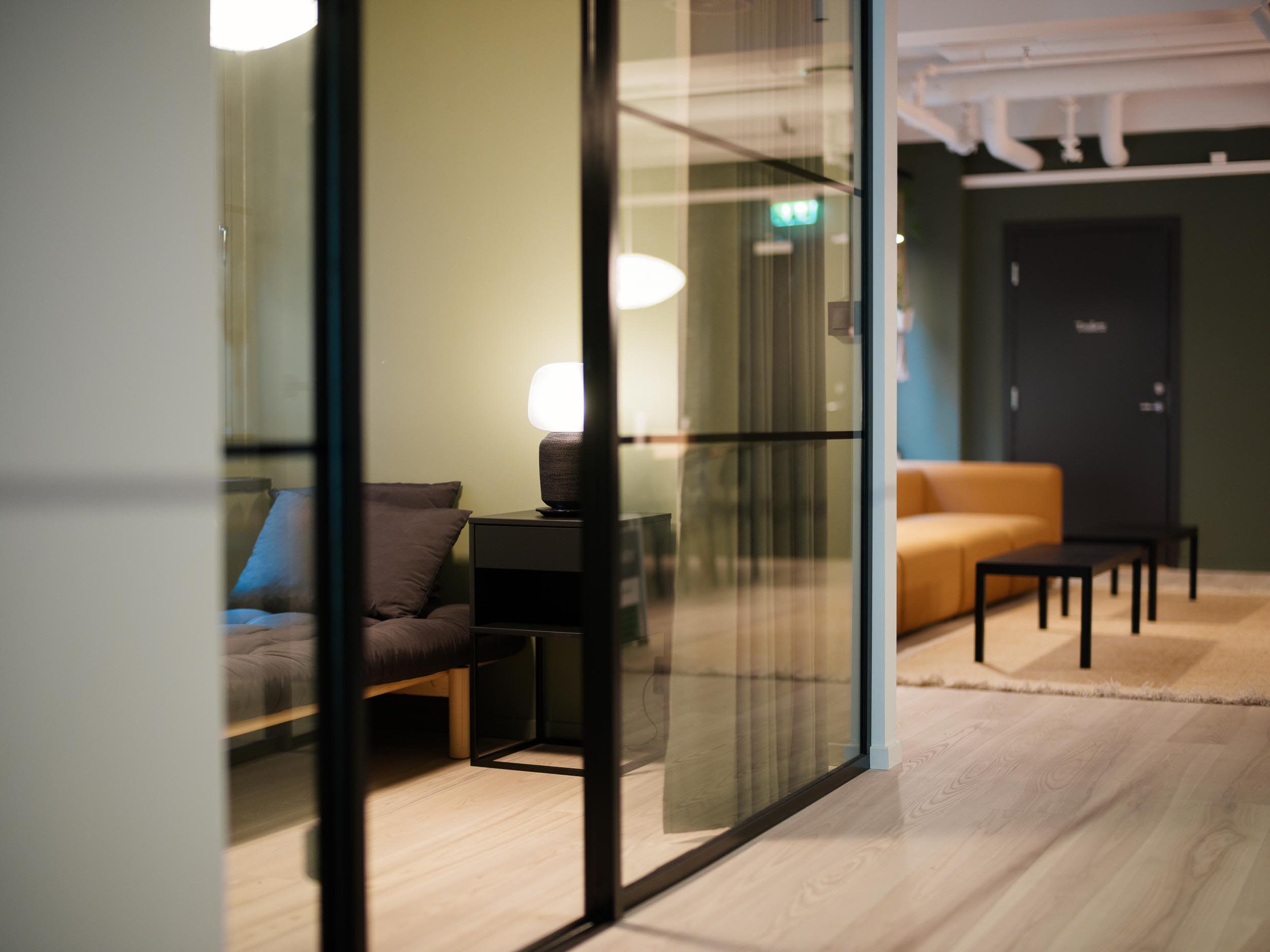Glassvegger mellom møterom og lounge på Behalf-kontoret