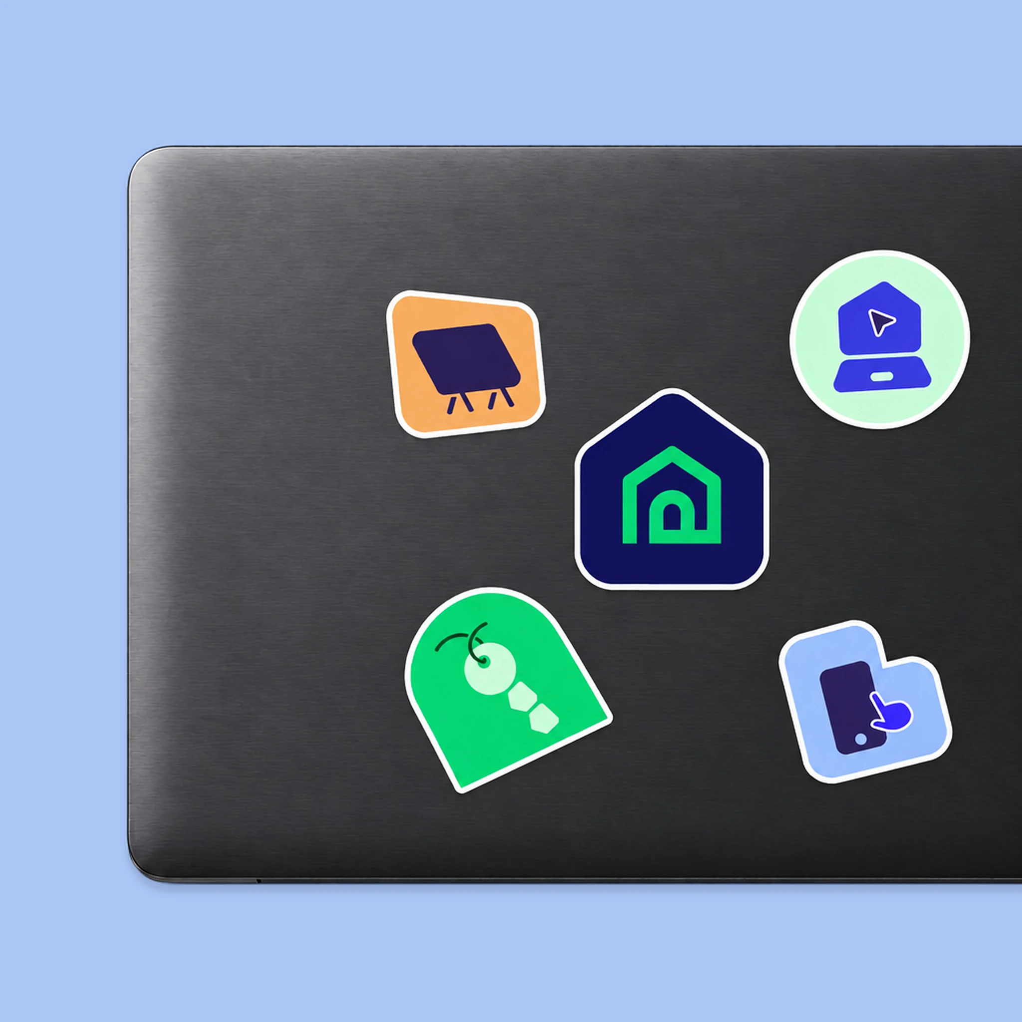 Propr-symboler som klistremerker på en mørk laptop
