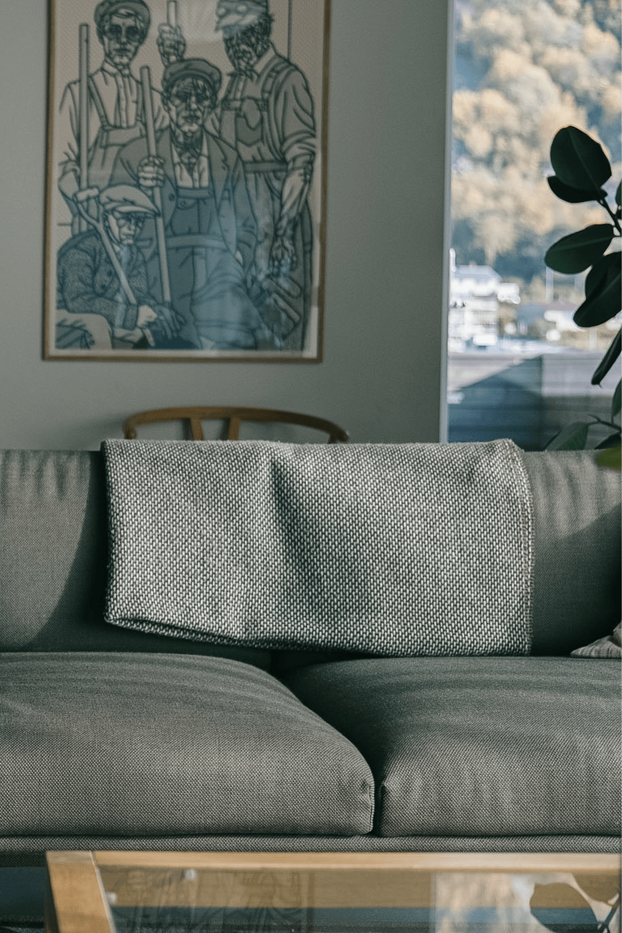 Sofa, kunst og utsikt gjennom vinduet